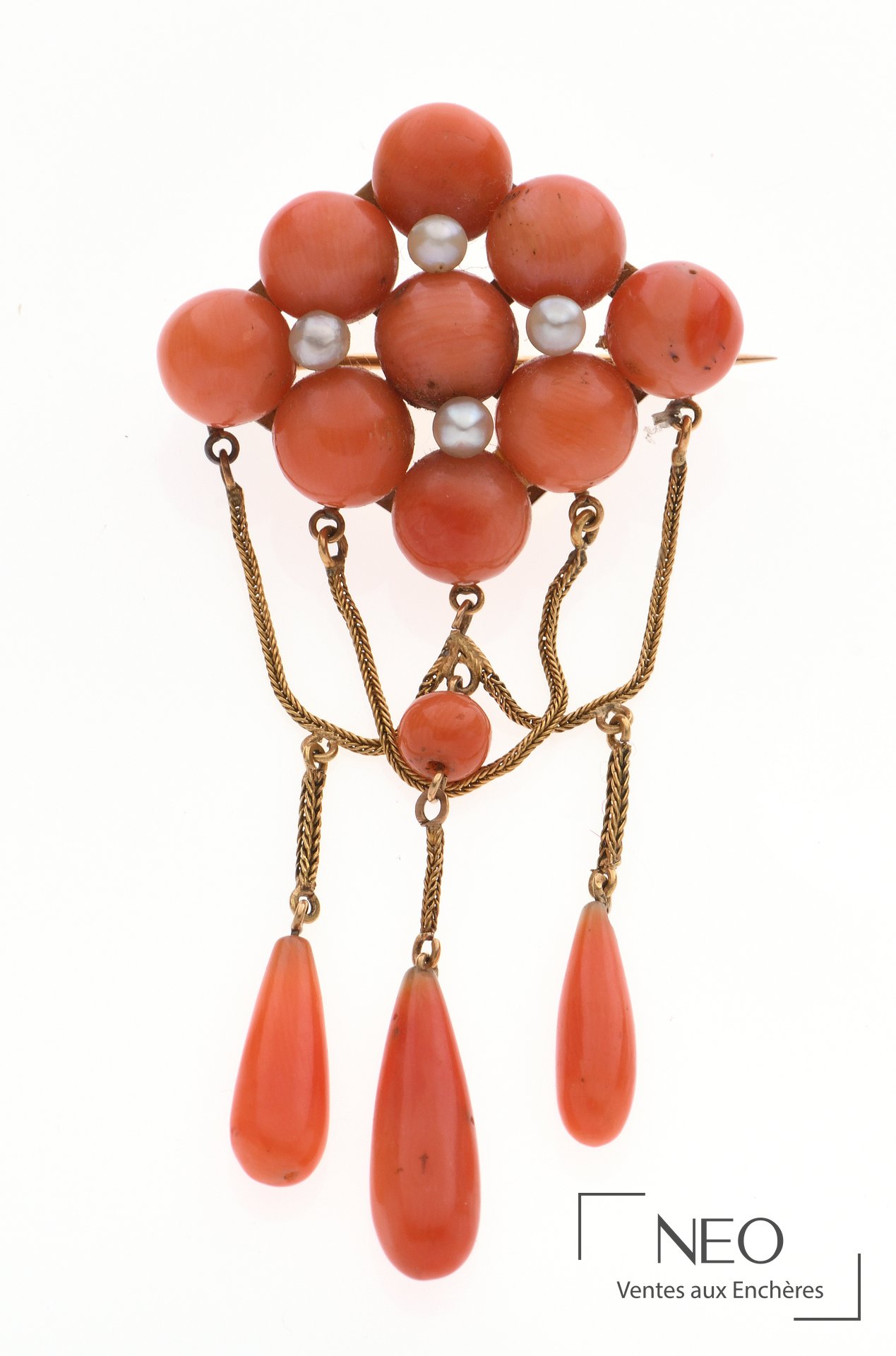 Broche en or jaune ornée de corail et de perles