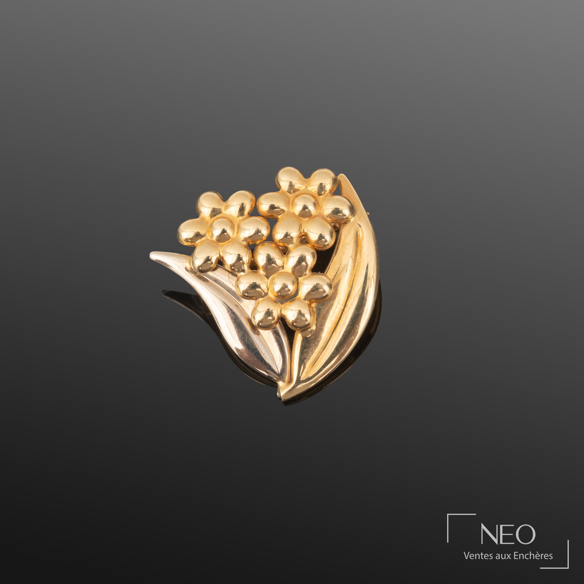 Broche bouquet fleuri en or jaune et gris vue de face