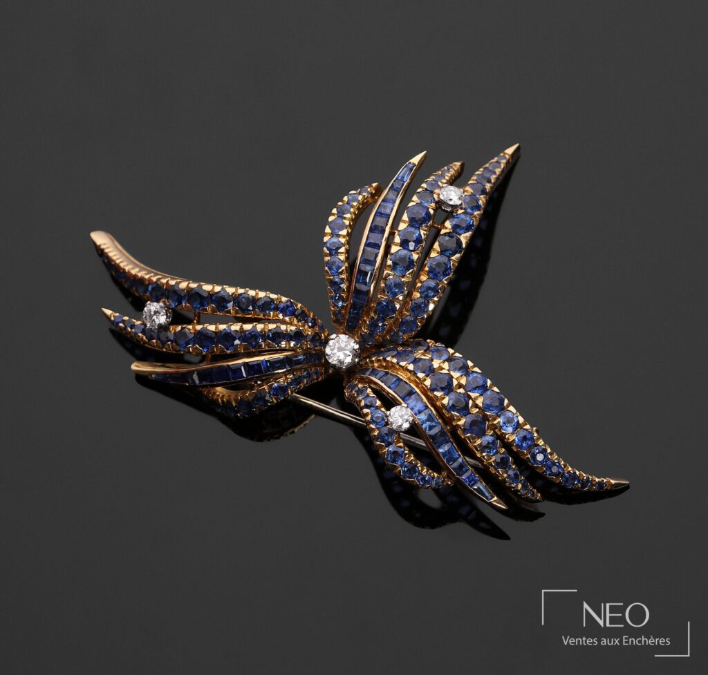 Broche en or jaune et gris sertie de saphirs et de quatre diamants