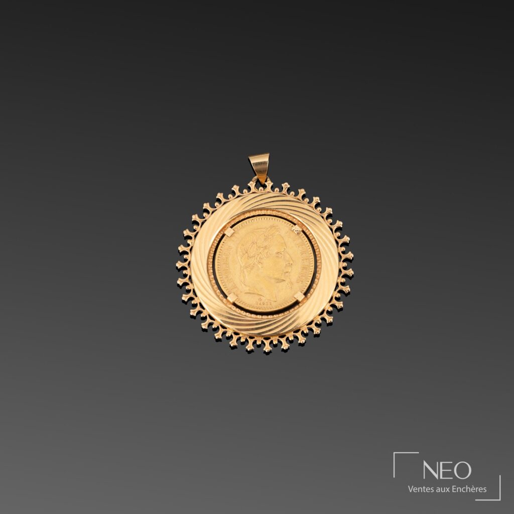 Broche ronde en or jaune avec pièce Napoléon III au centre