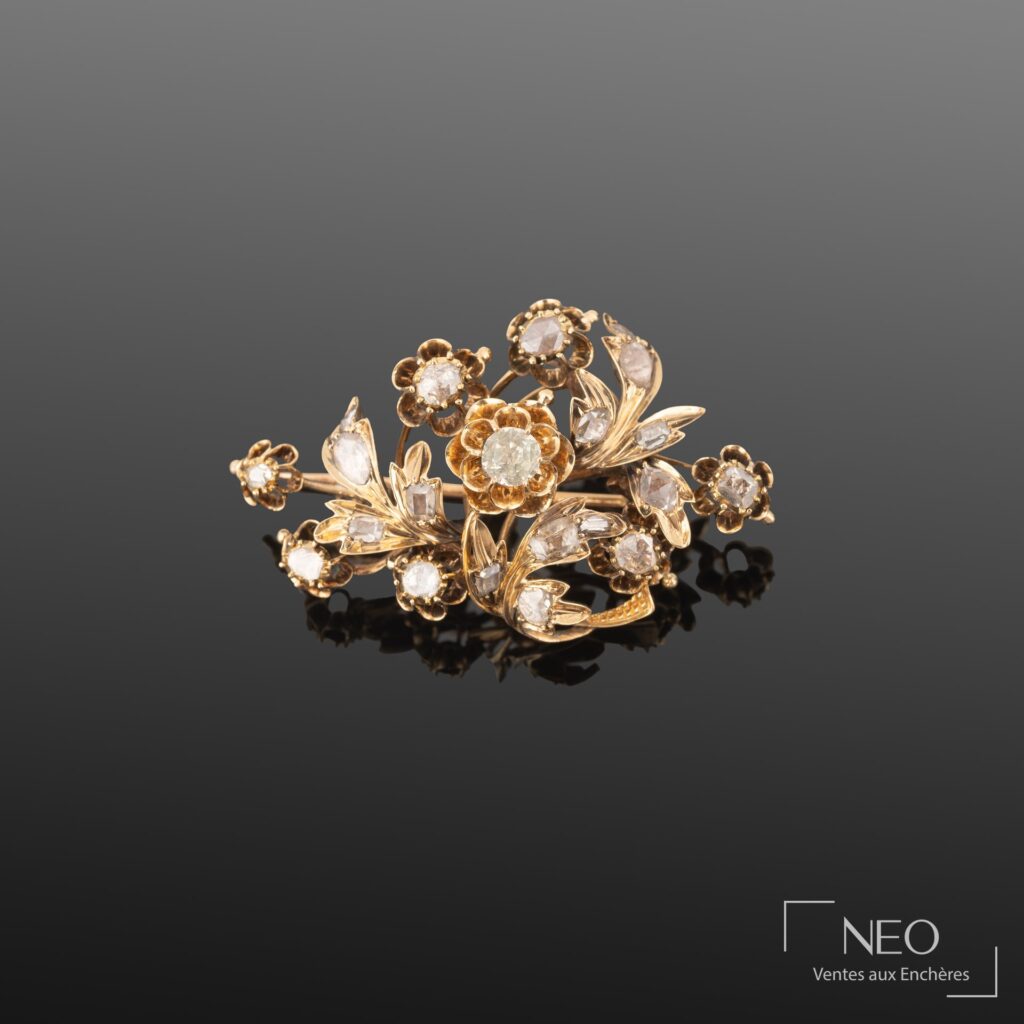 Broche bouquet fleuri en or jaune et rose sertie de diamants sur fond gris