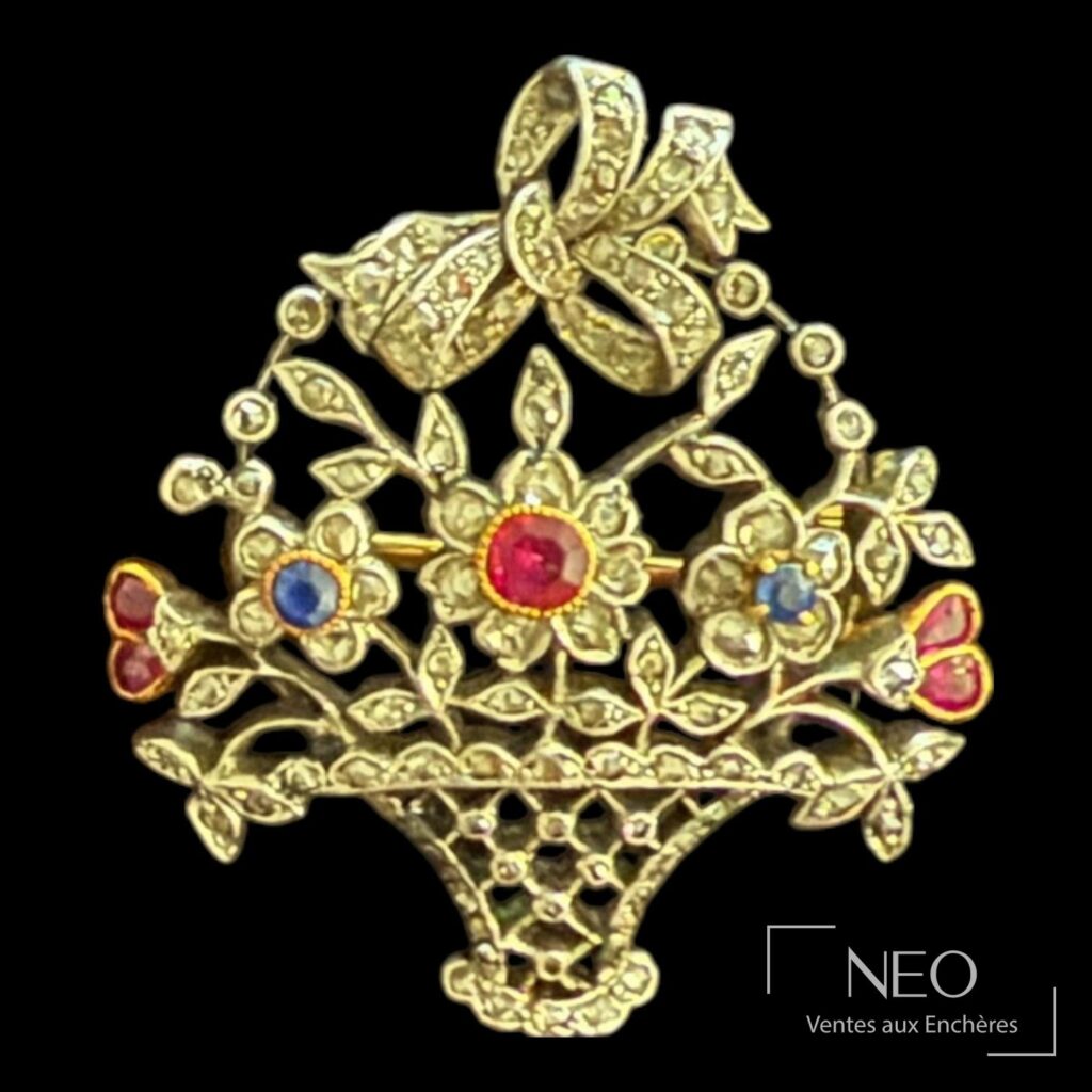 Broche panier fleuri en or rose et platine sertie de diamants et de pierres de couleur