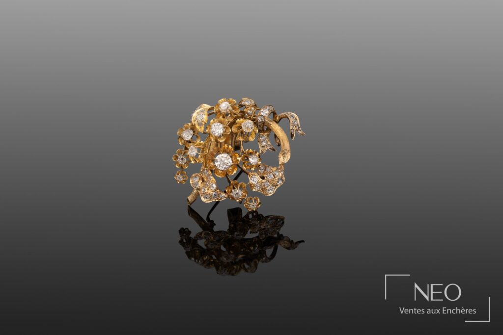 Broche fleurie en or et diamants vue de face