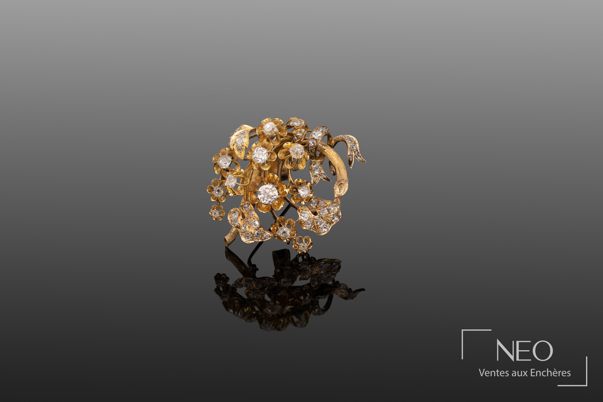 Broche fleurie en or et diamants vue de face