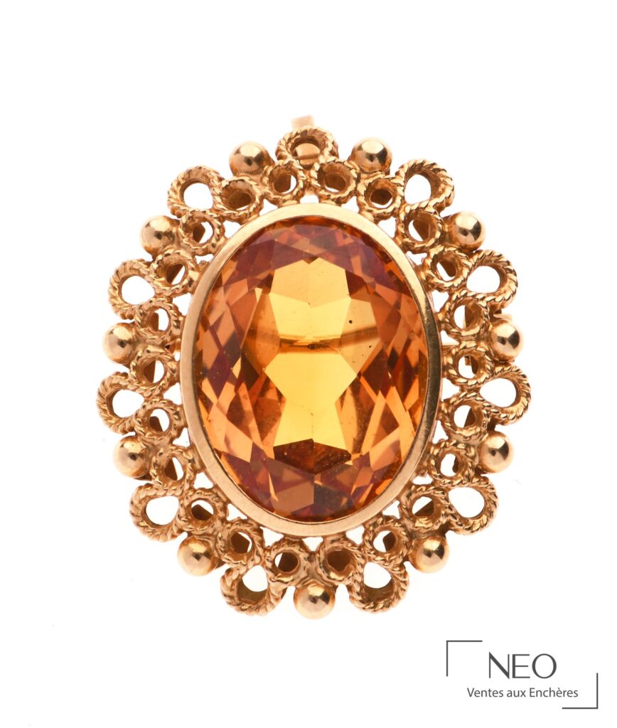 Broche pendentif en or jaune ornée d’une citrine ovale
