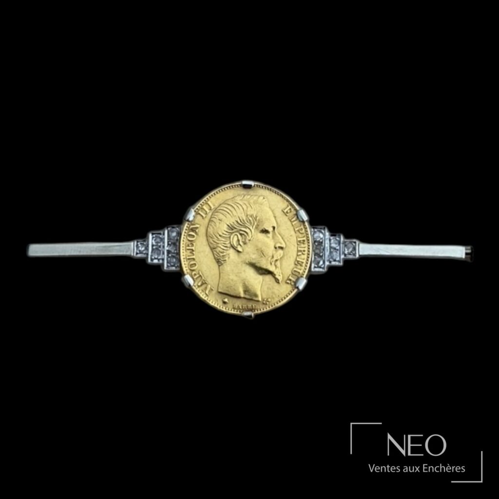 Broche en or gris avec pièce Napoléon III au centre
