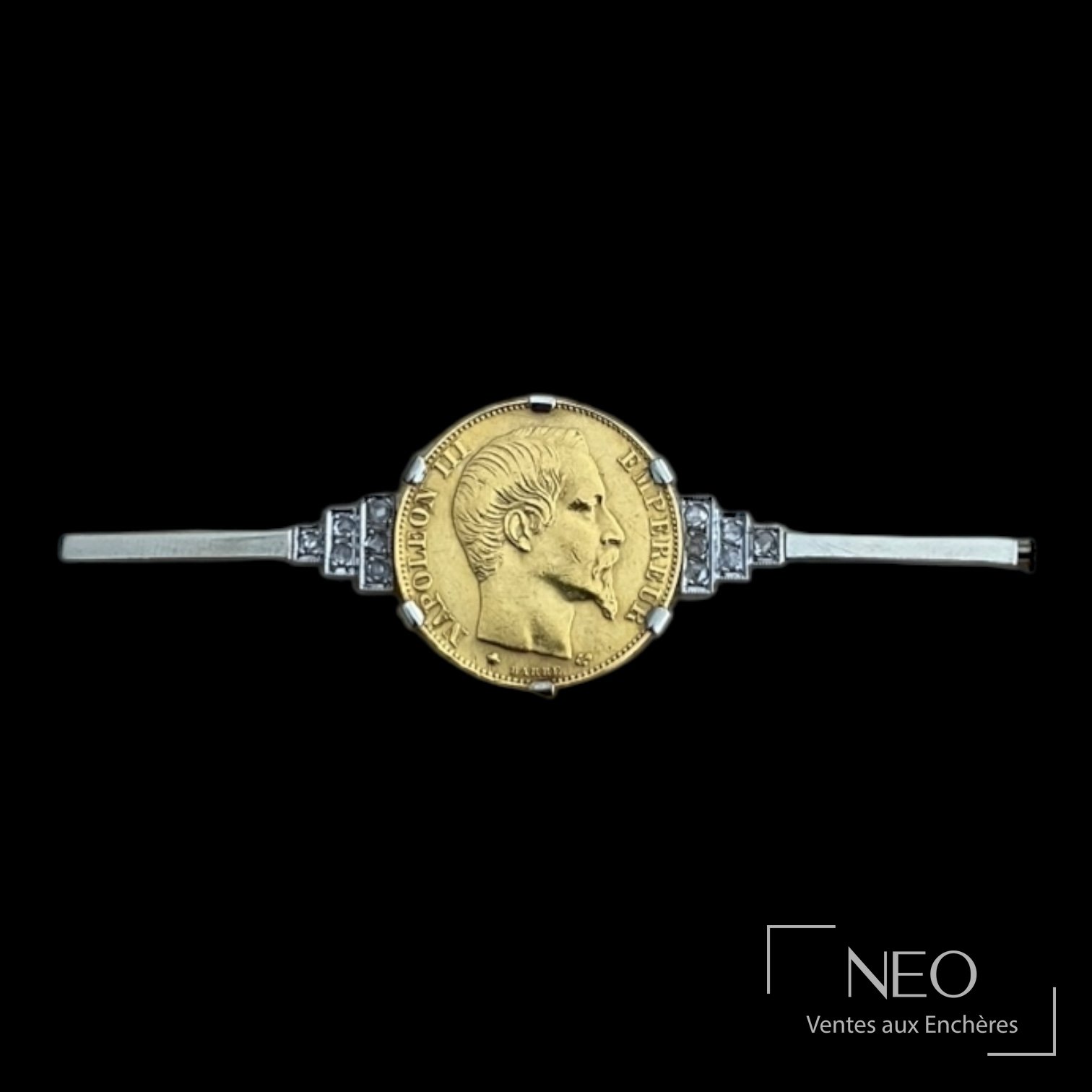 Broche en or gris avec pièce Napoléon III au centre