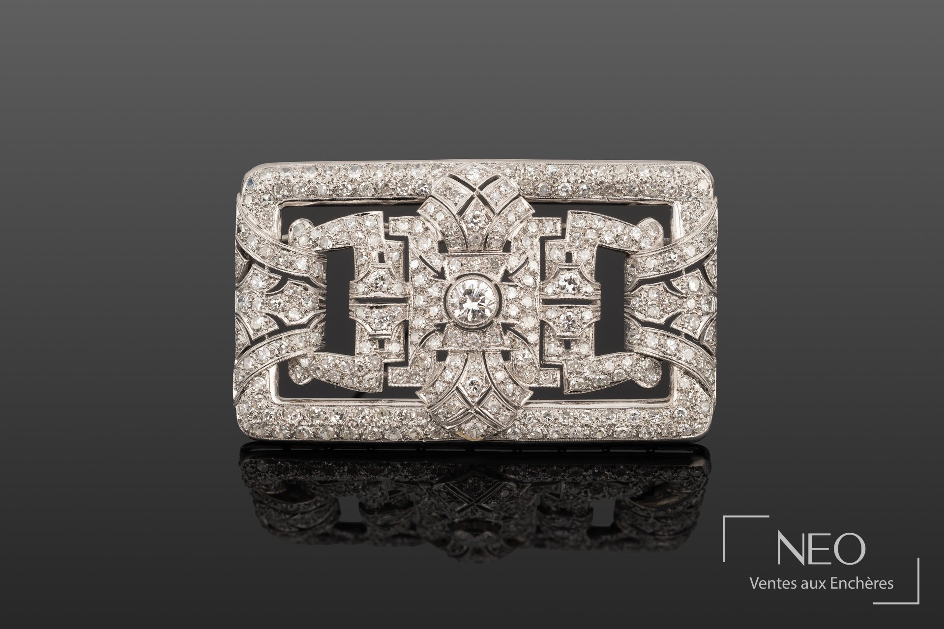 Broche géométrique en platine pavée de diamants