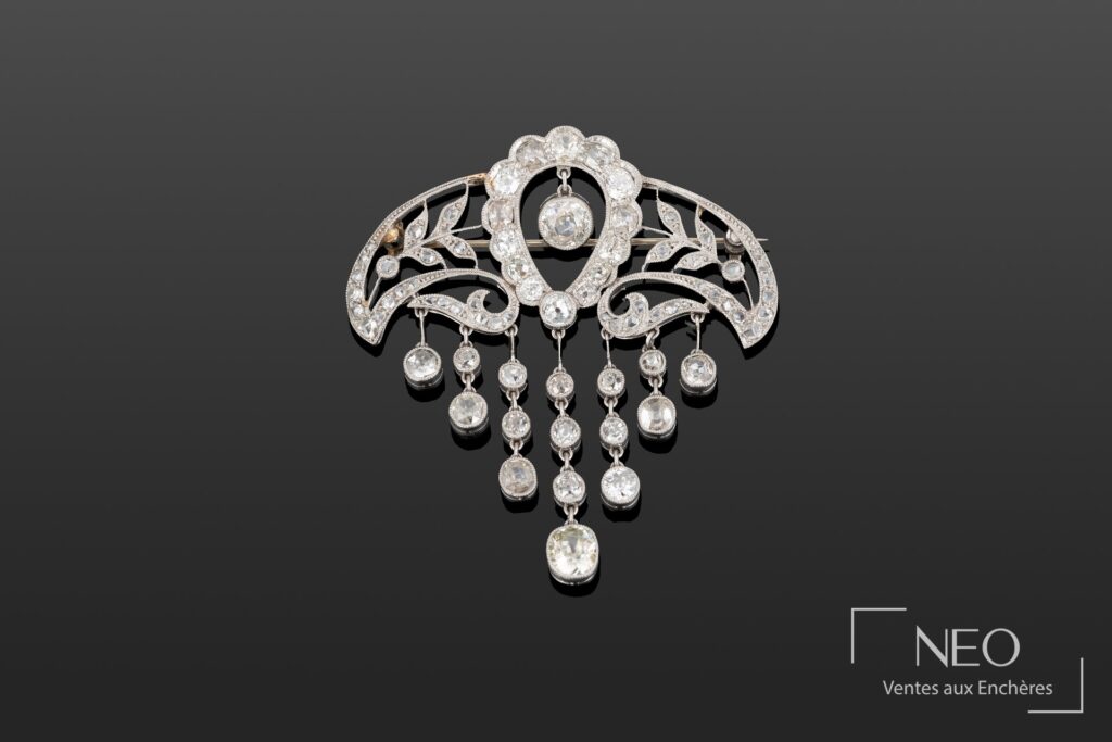 Broche en platine sertie de diamants anciens avec pendeloques