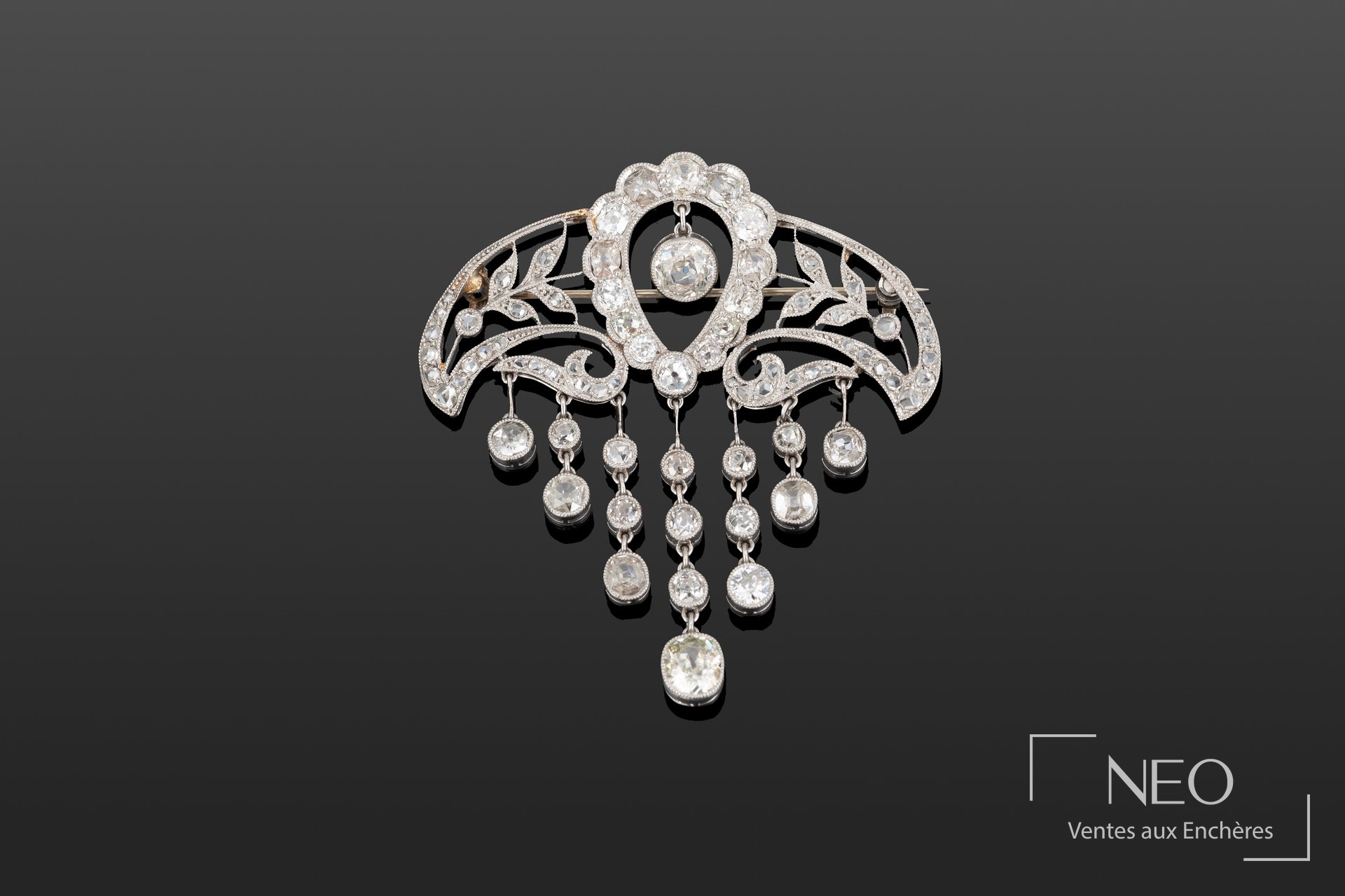 Broche en platine sertie de diamants anciens avec pendeloques