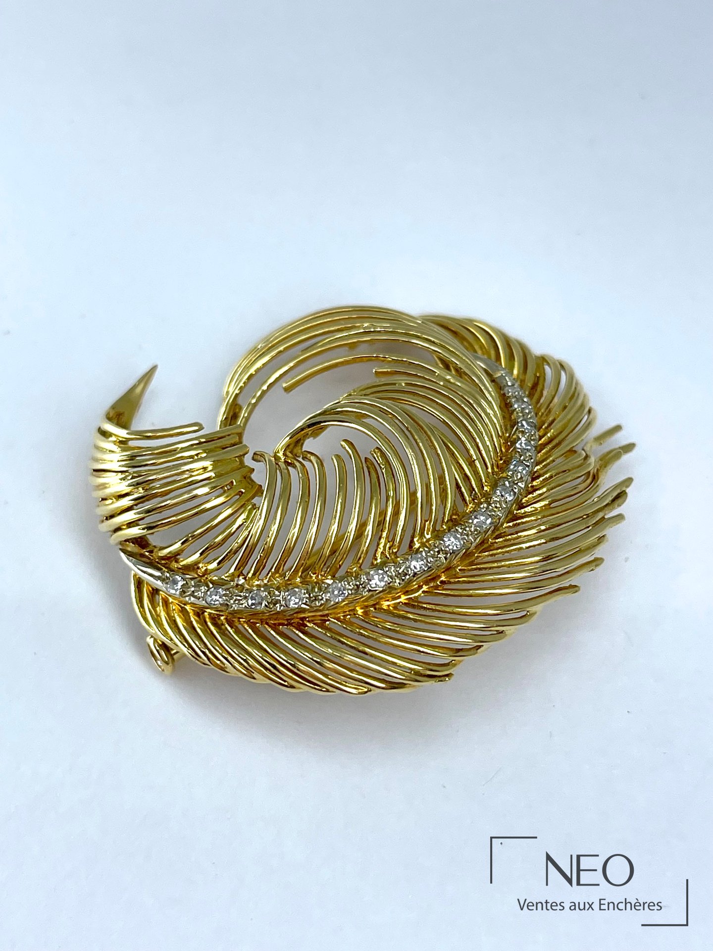 Broche plume en or jaune 18 carats sertie de diamants taille brillant