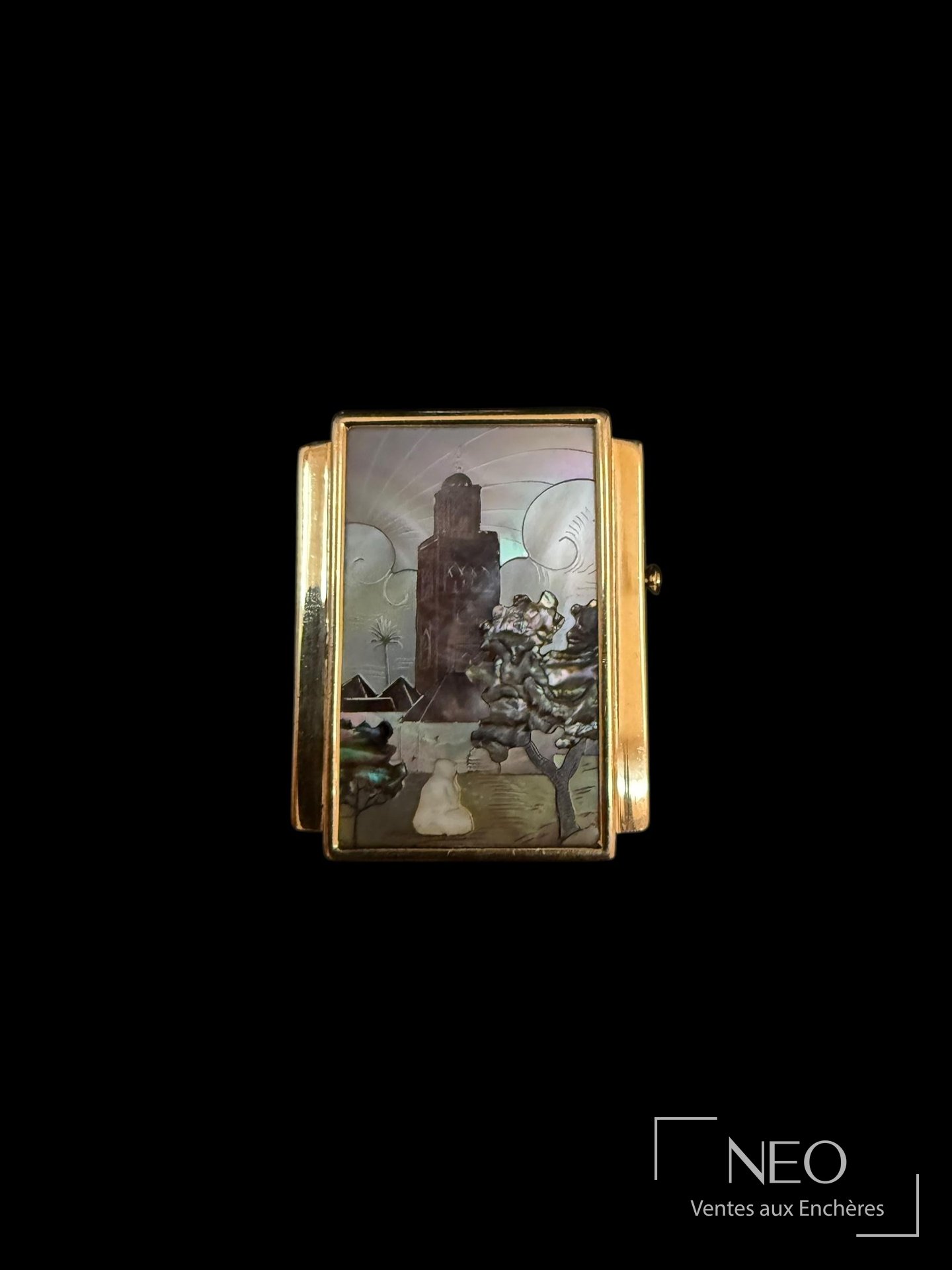 Broche rectangulaire en or jaune avec décor de paysage en nacre et pierres dures