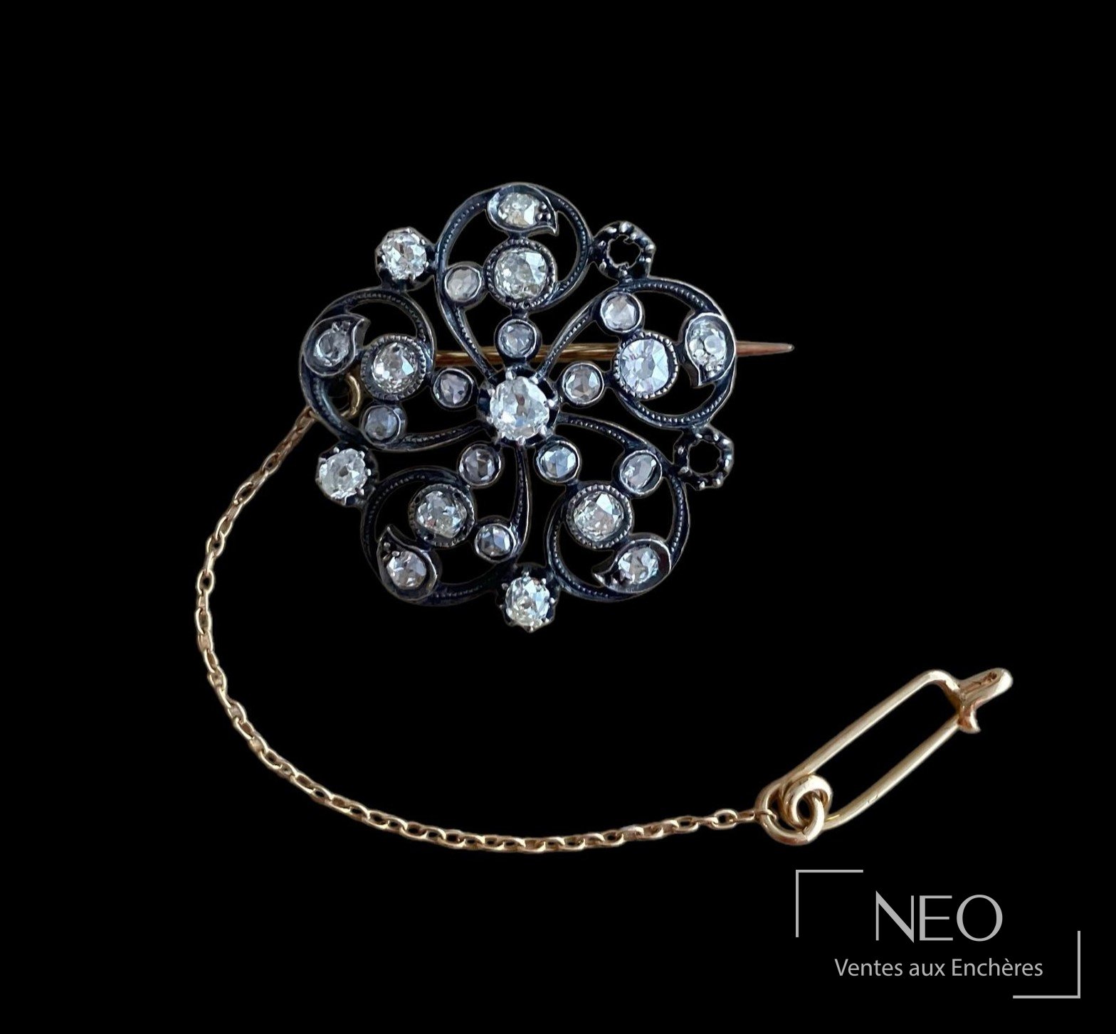 Broche rosace ajourée sertie de diamants sur fond noir