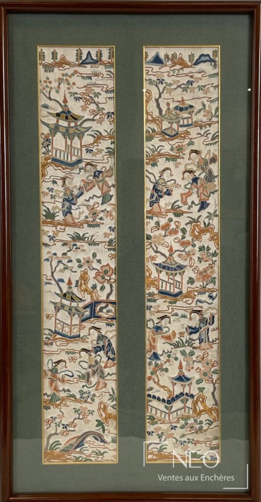 Deux broderies verticales encadrées