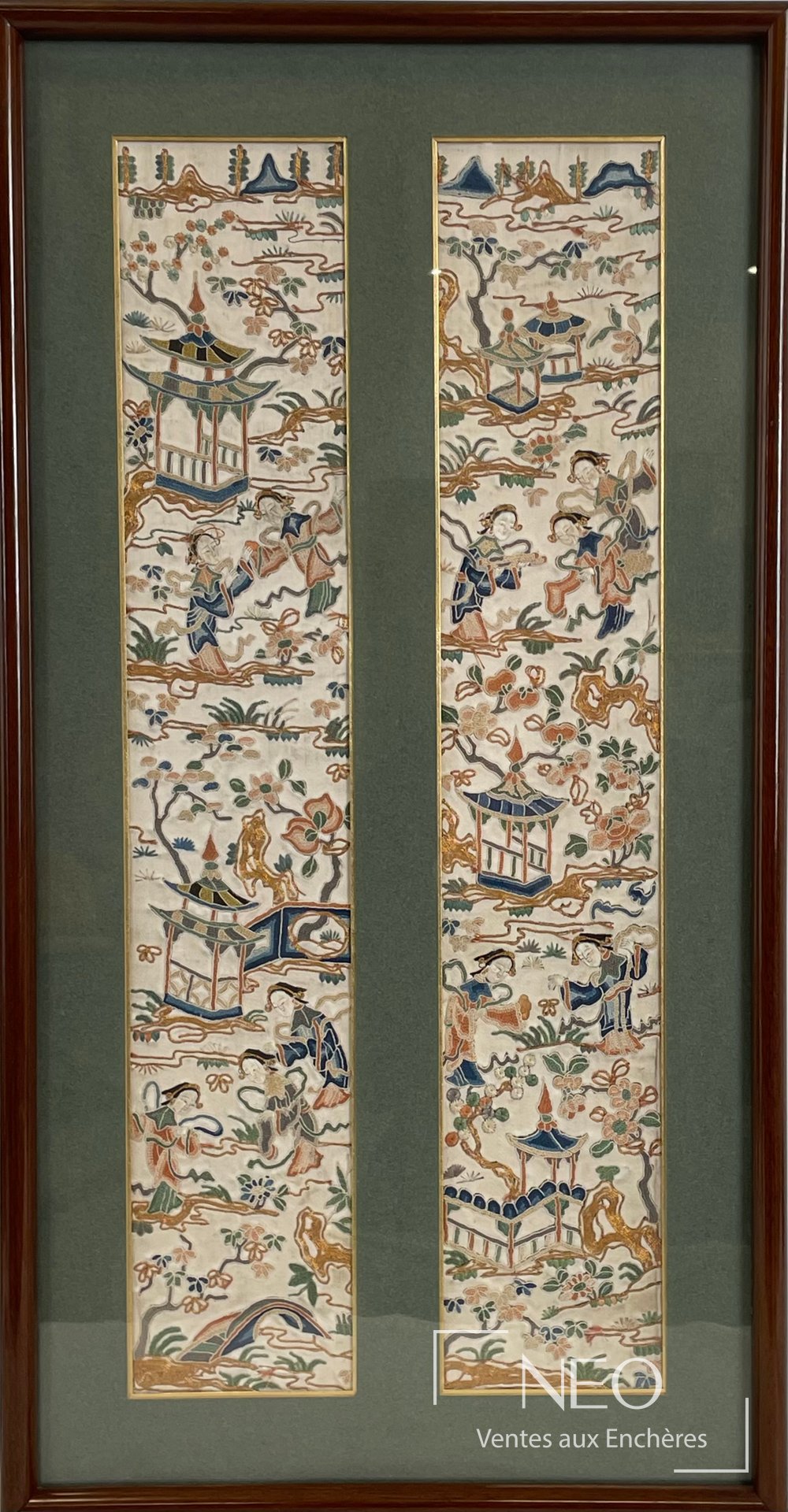 Broderies chinoises XIXe siècle encadrées aux fils d&rsquo;or et de soie polychromes