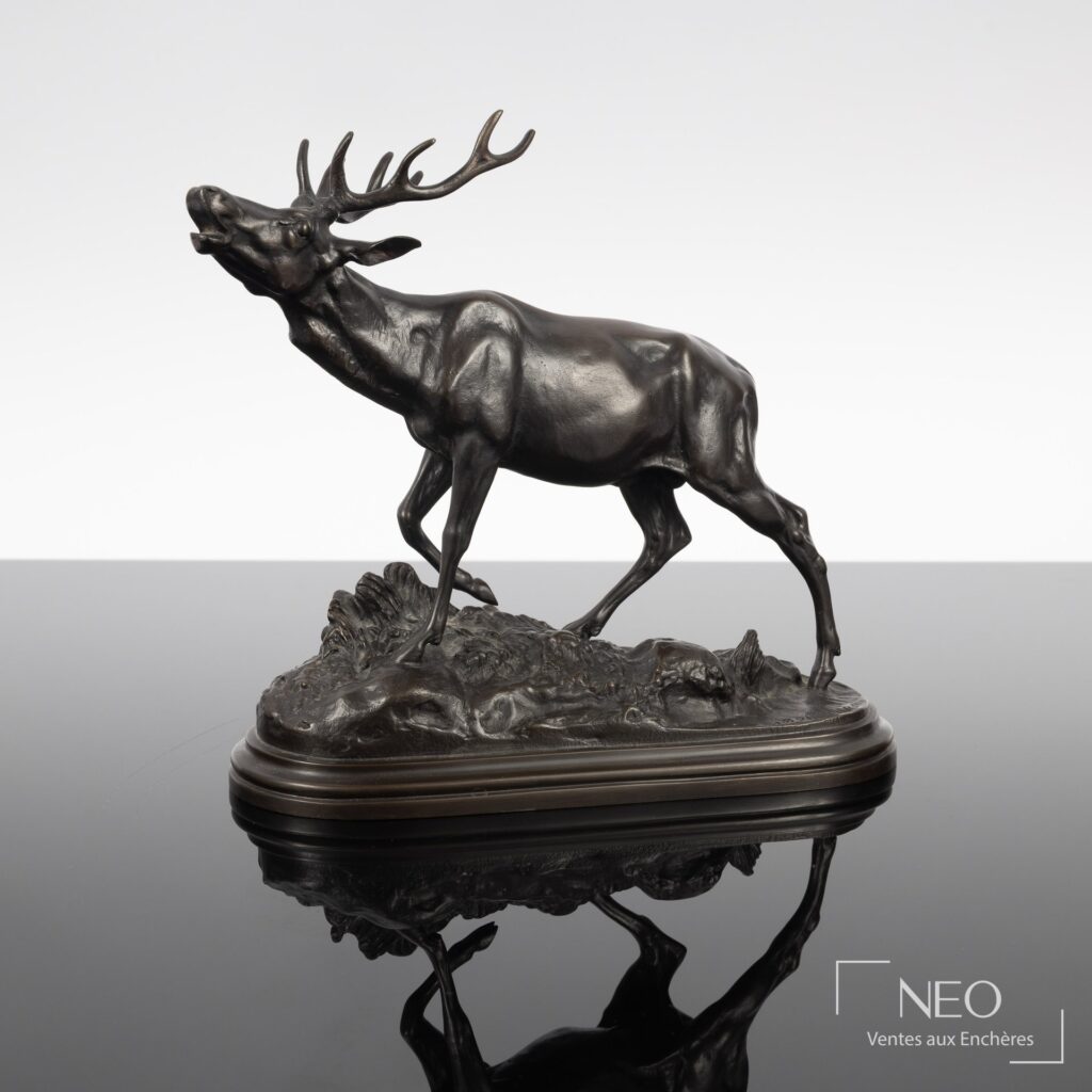 Cerf bramant en bronze à patine brune sur socle ovale