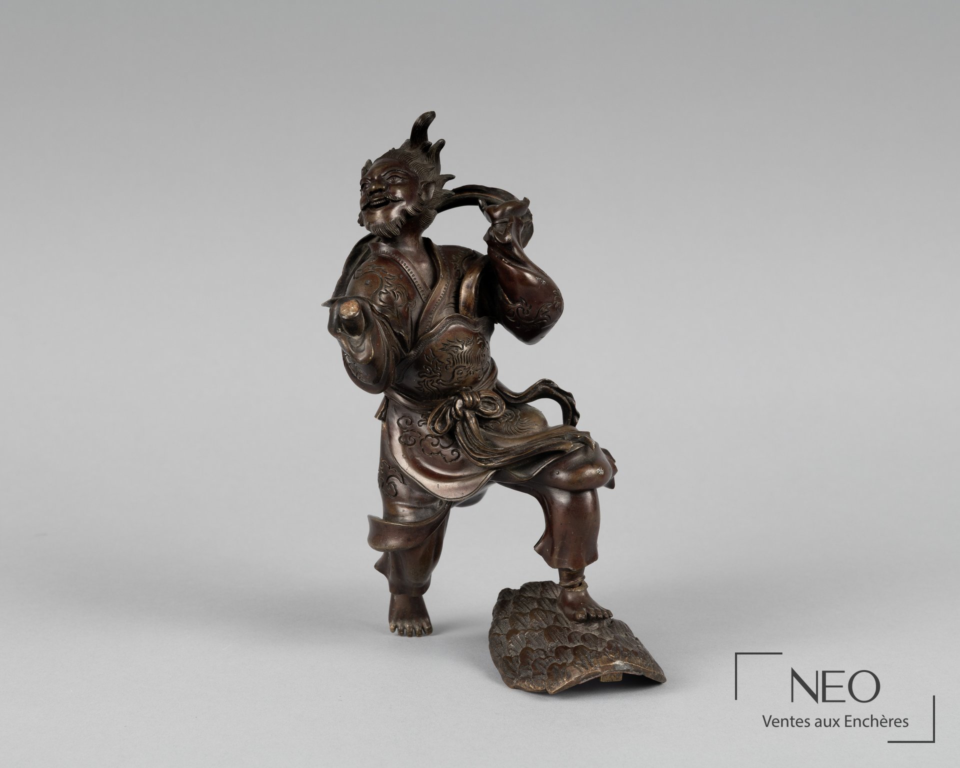 Brûle-parfum japonais en bronze représentant Ebisu sur sa carpe