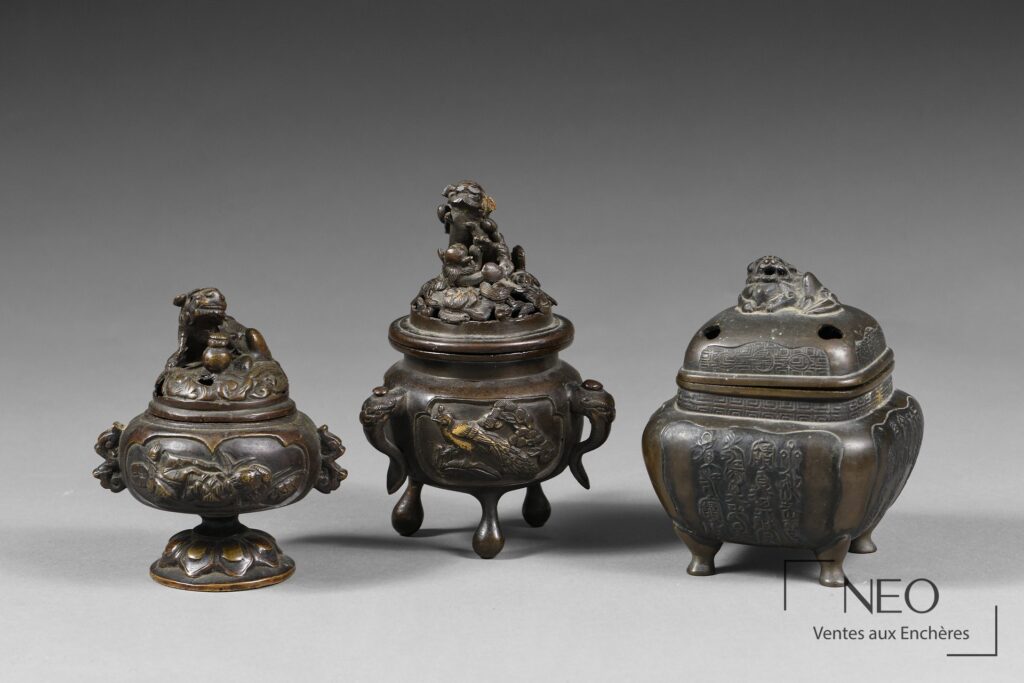 Trois brûles-parfum japonais en bronze à patine brune