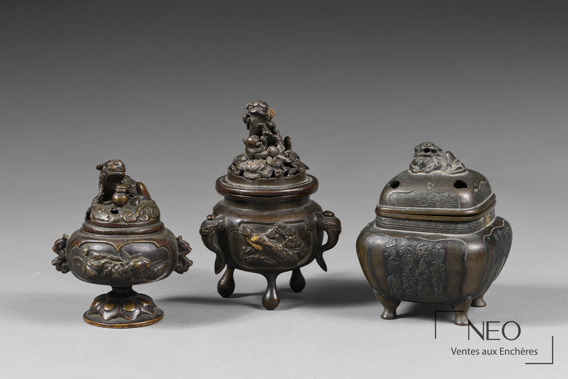 Trois brûles-parfum japonais en bronze à patine brune
