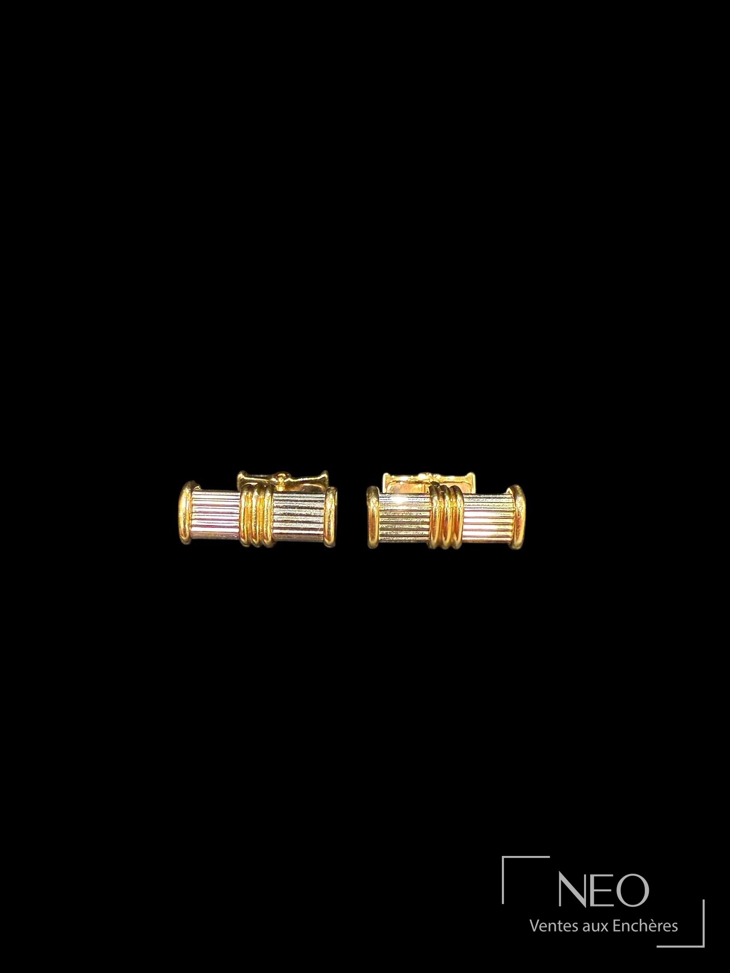 Paire de boutons de manchette BRY PARIS en or deux tons sur fond noir