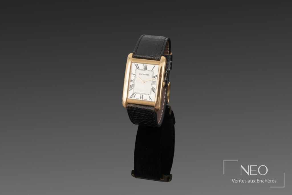 Montre bracelet Bucherer rectangulaire en or jaune sur support noir