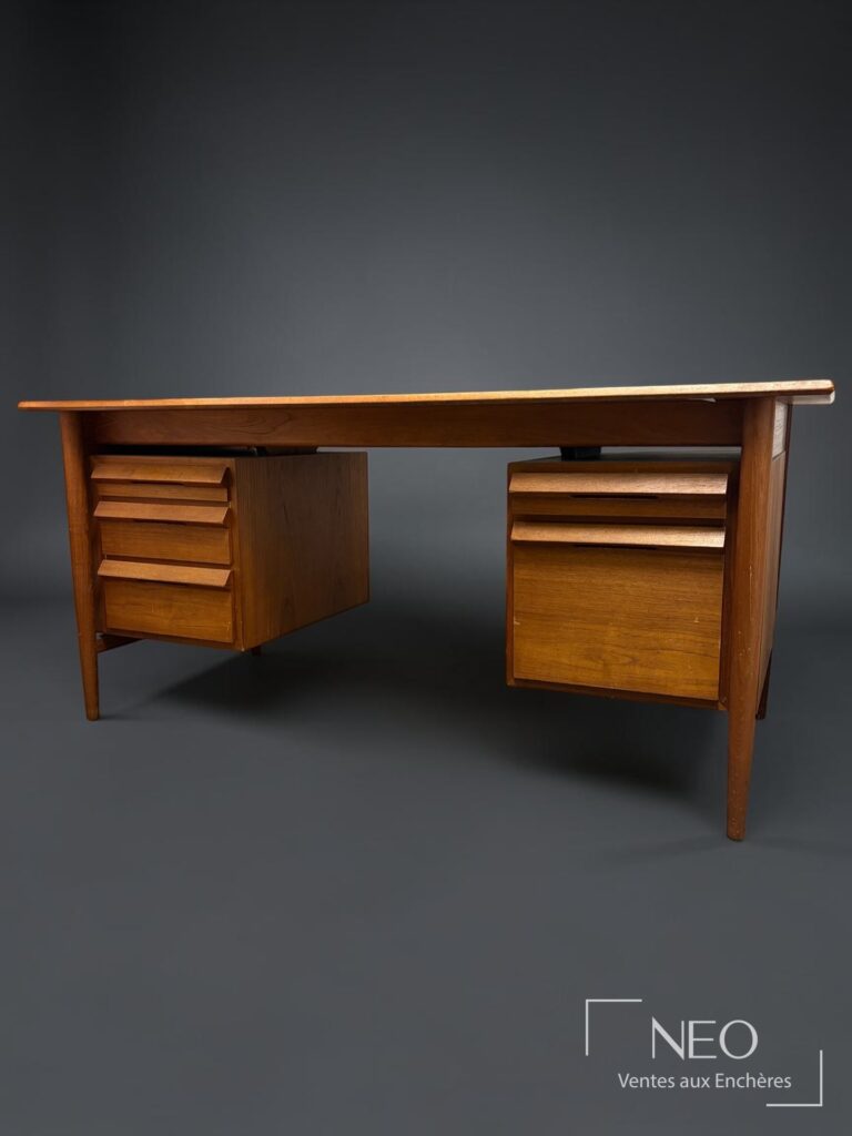 Bureau scandinave en bois à deux caissons et plateau rectangulaire