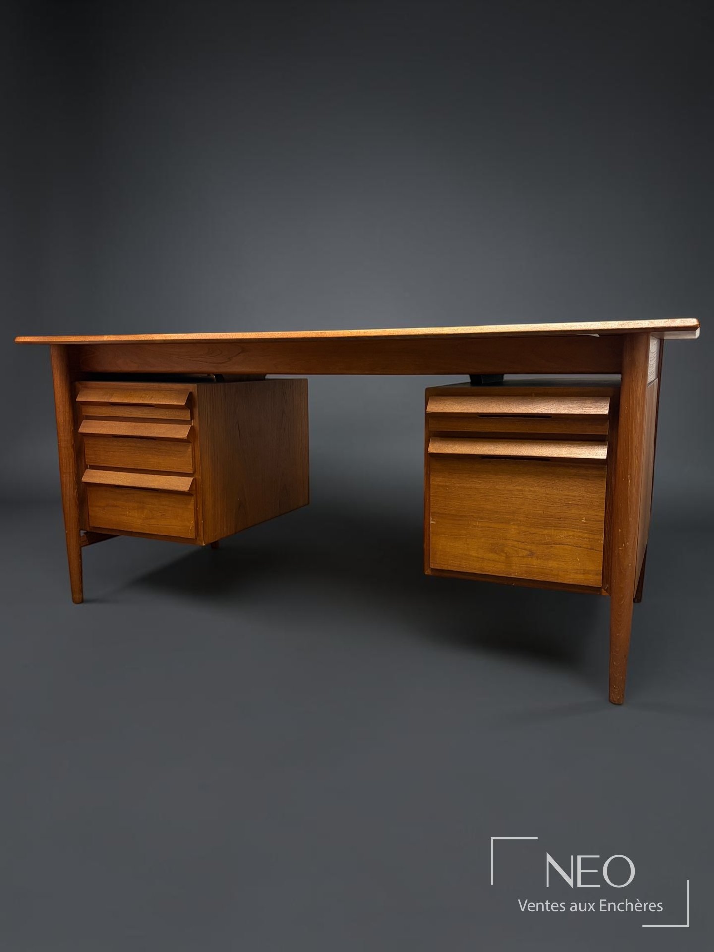 Bureau scandinave en bois à deux caissons et plateau rectangulaire