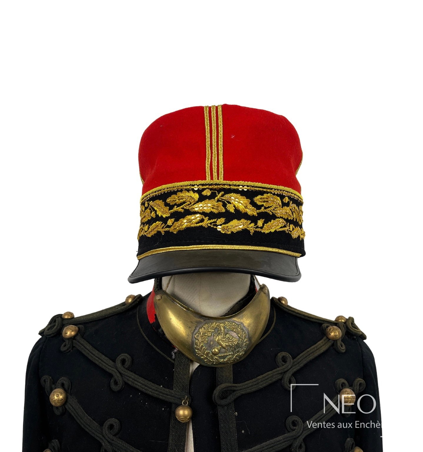 Buste militaire avec képi rouge et noir