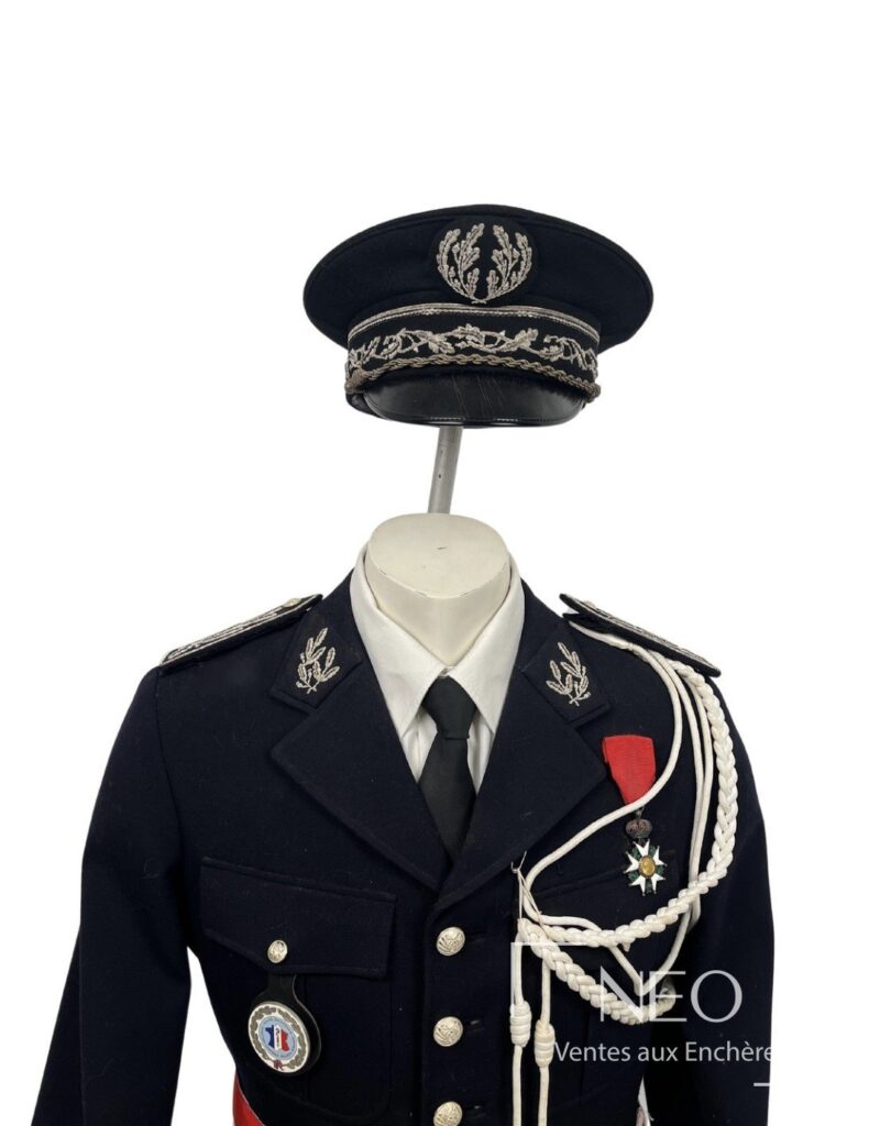 Buste d’officier de la Police nationale en uniforme noir avec casquette et décorations