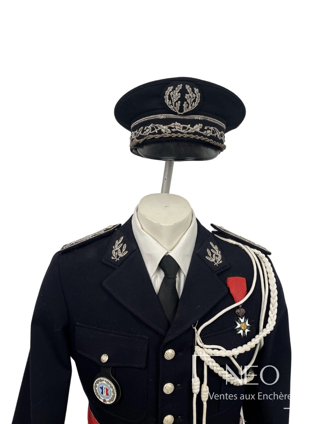 Buste d’officier de la Police nationale en uniforme noir avec casquette et décorations