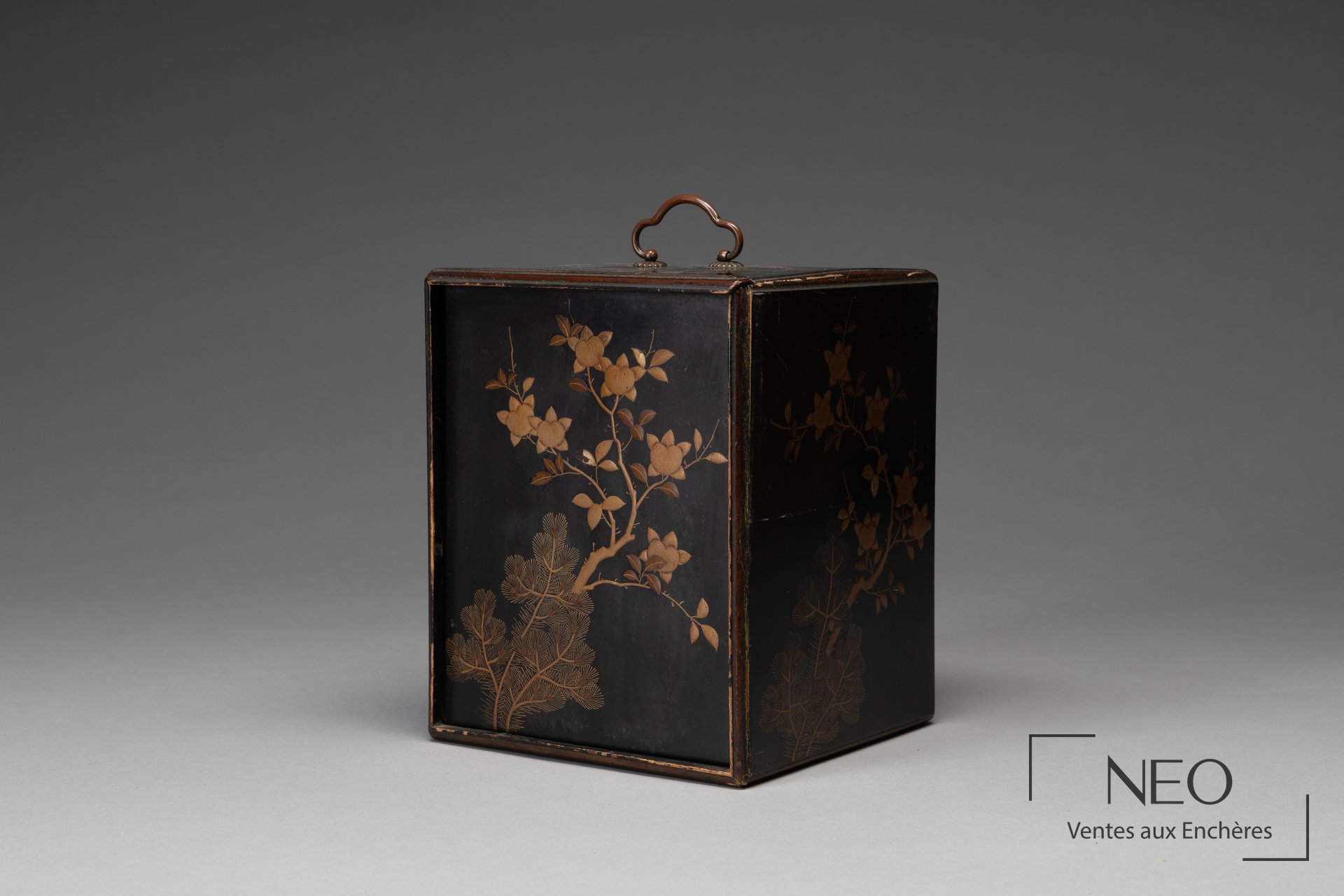 Petit cabinet japonais en laque brune à décor de branches de kaki et pin