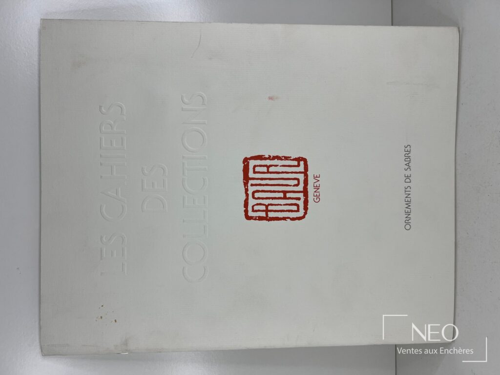 Couverture blanche du cahier Les cahiers des collections Baur avec titre en relief et logo rouge.