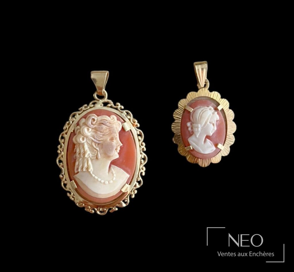 Deux camées sur coquillage montés en pendentif