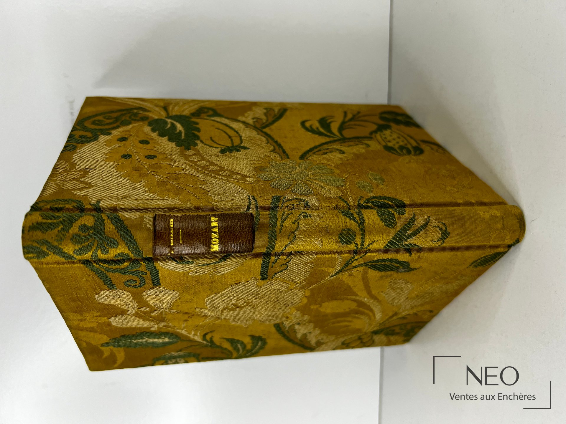 Livre relié de Camille Bellaigue en tissu fleuri doré