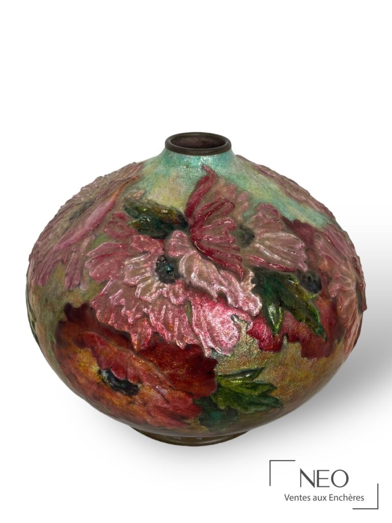 Vase boule en émaux de Limoges polychrome décoré de fleurs