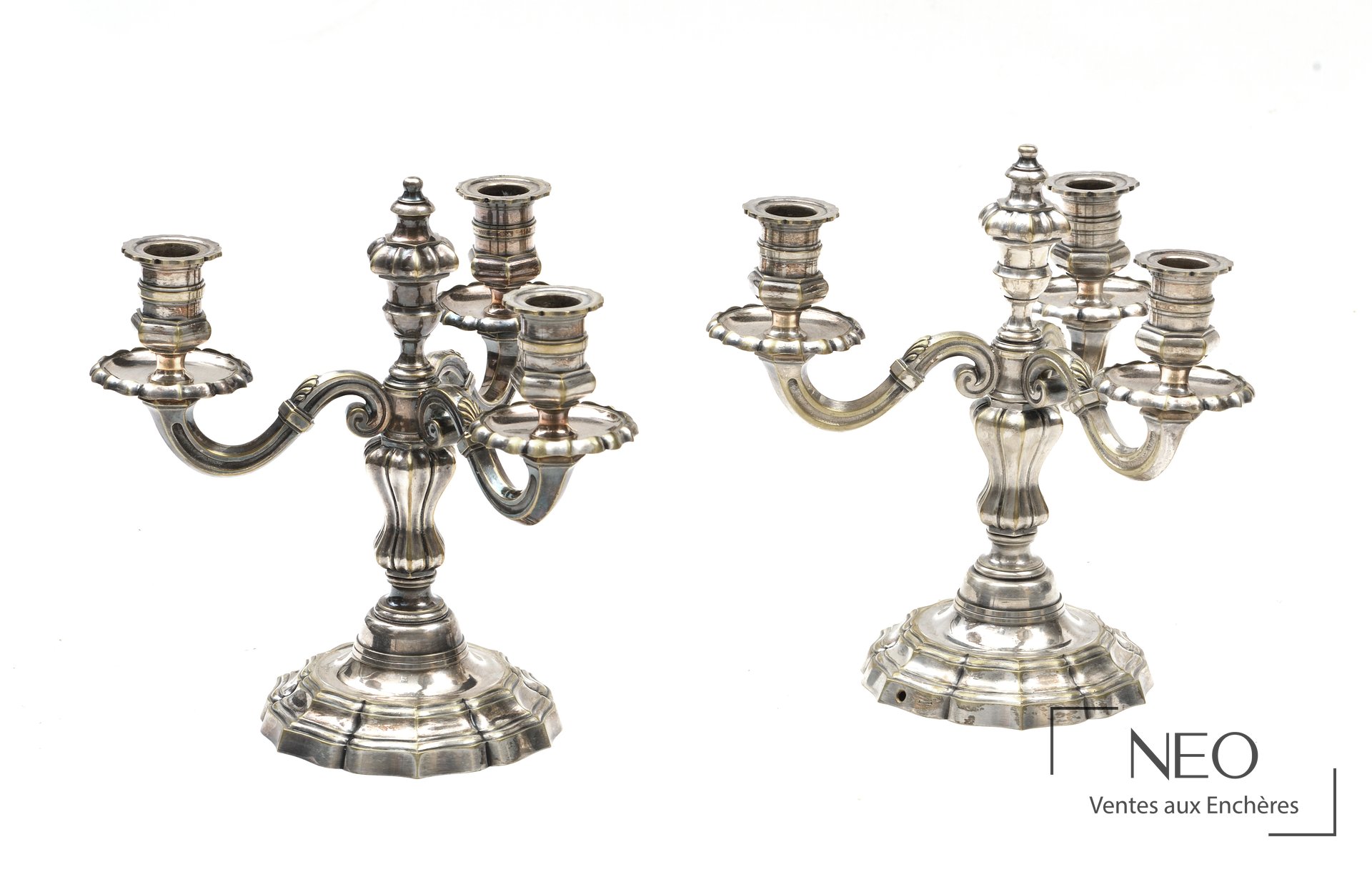 Paire de candélabres en bronze argenté à trois bras de lumière