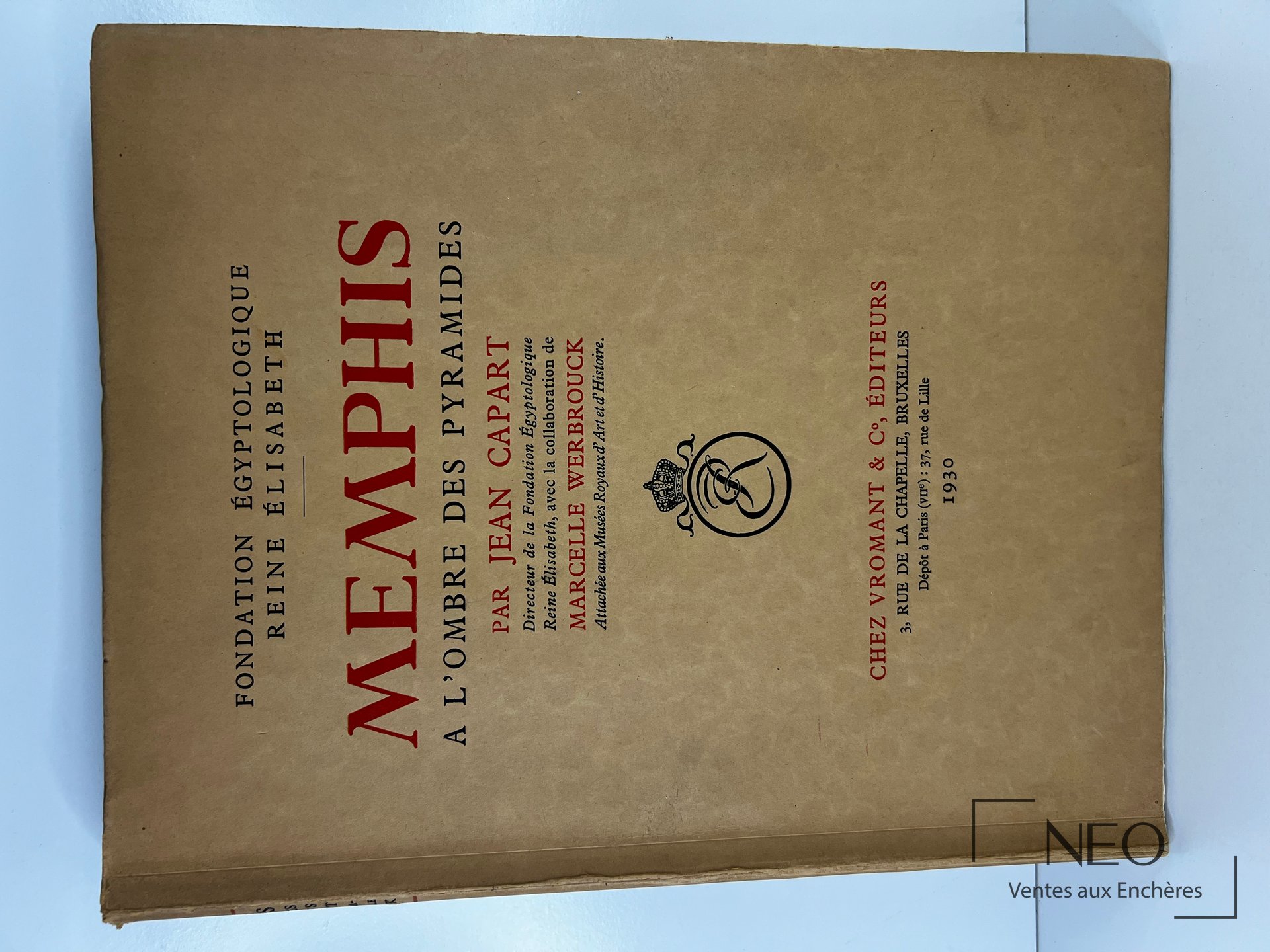 Couverture de l’ouvrage Memphis a l Ombre des Pyramides avec titre imprimé en rouge et noir