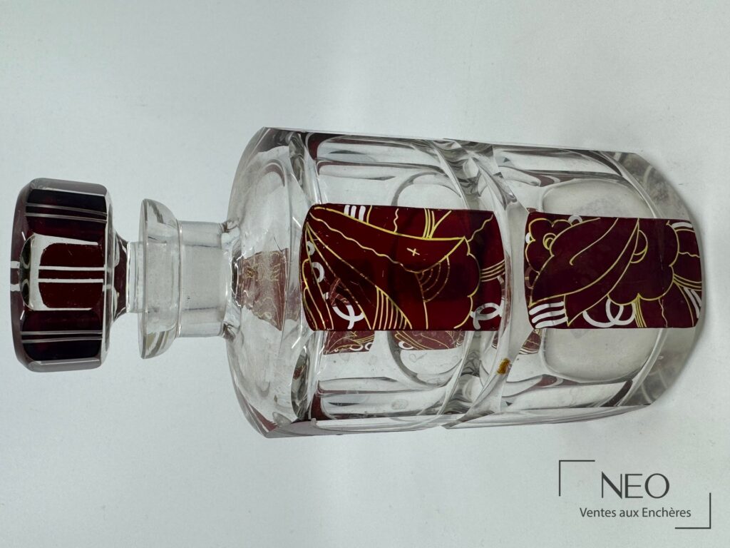 Carafe en cristal taillé incolore et rubis