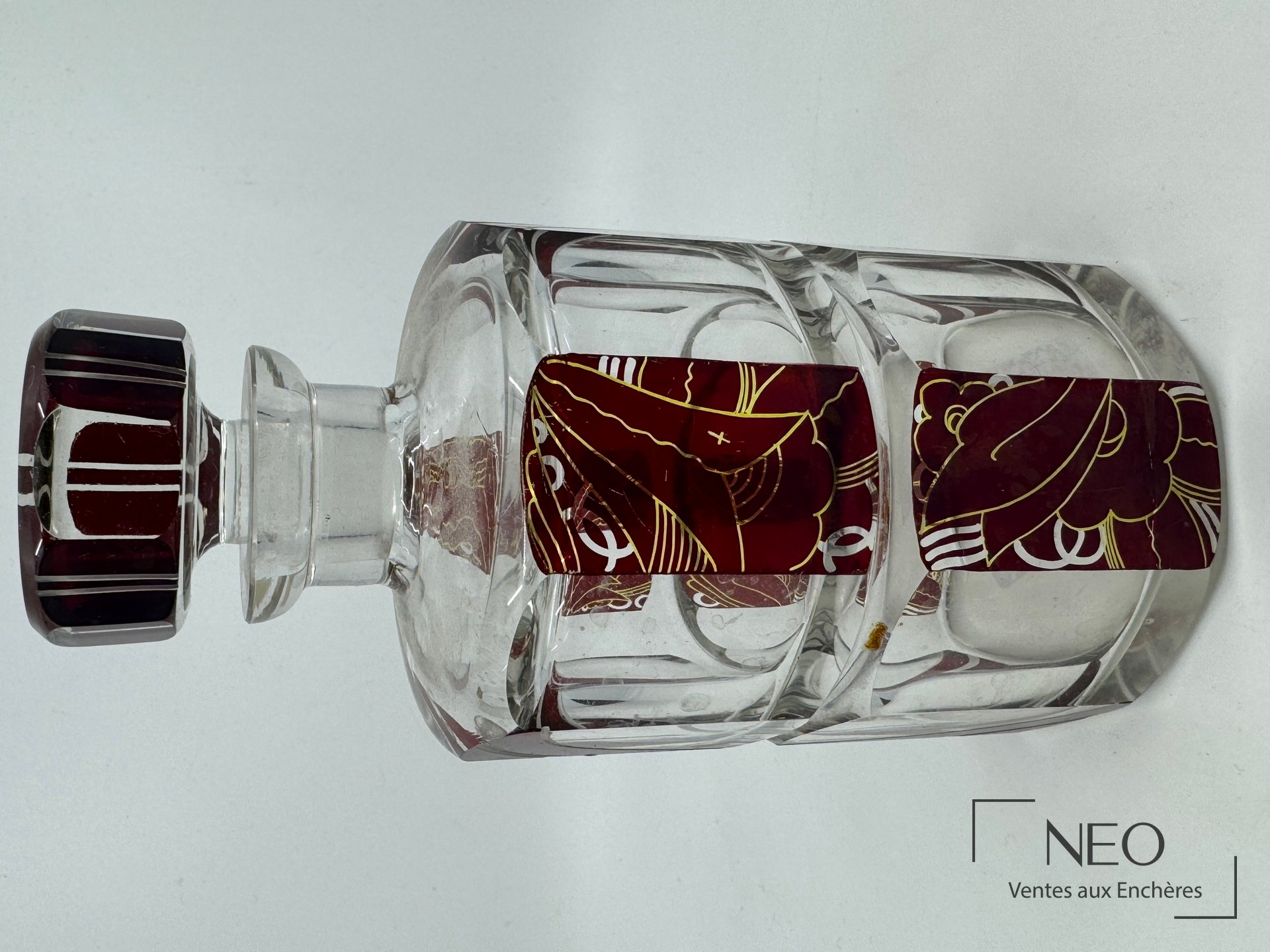 Carafe en cristal taillé incolore et rubis