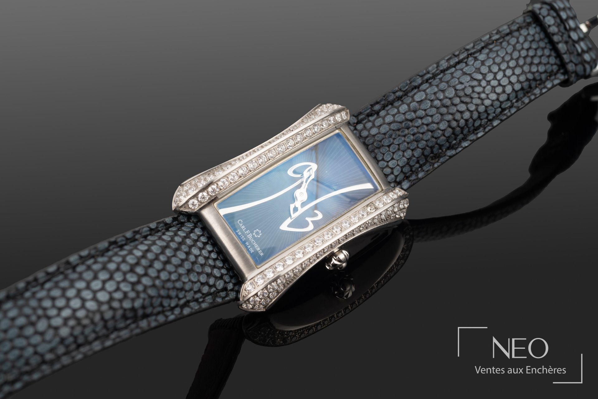 Montre Carl F. Bucherer Alacria rectangulaire au cadran bleu et lunette diamantée