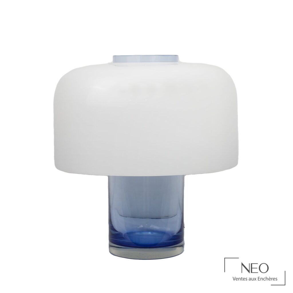 Lampe de table-vase en verre bleu et blanc vue de face