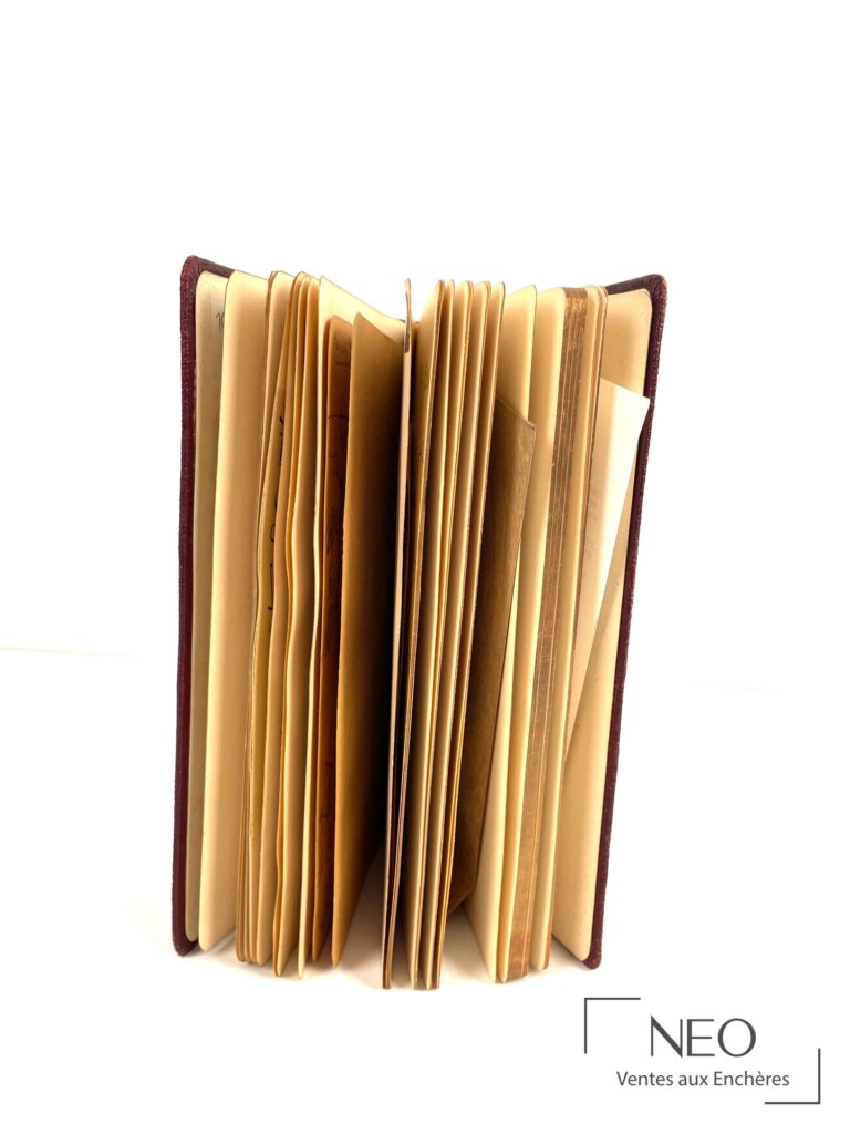 Carnet en cuir rouge bordeaux fermé