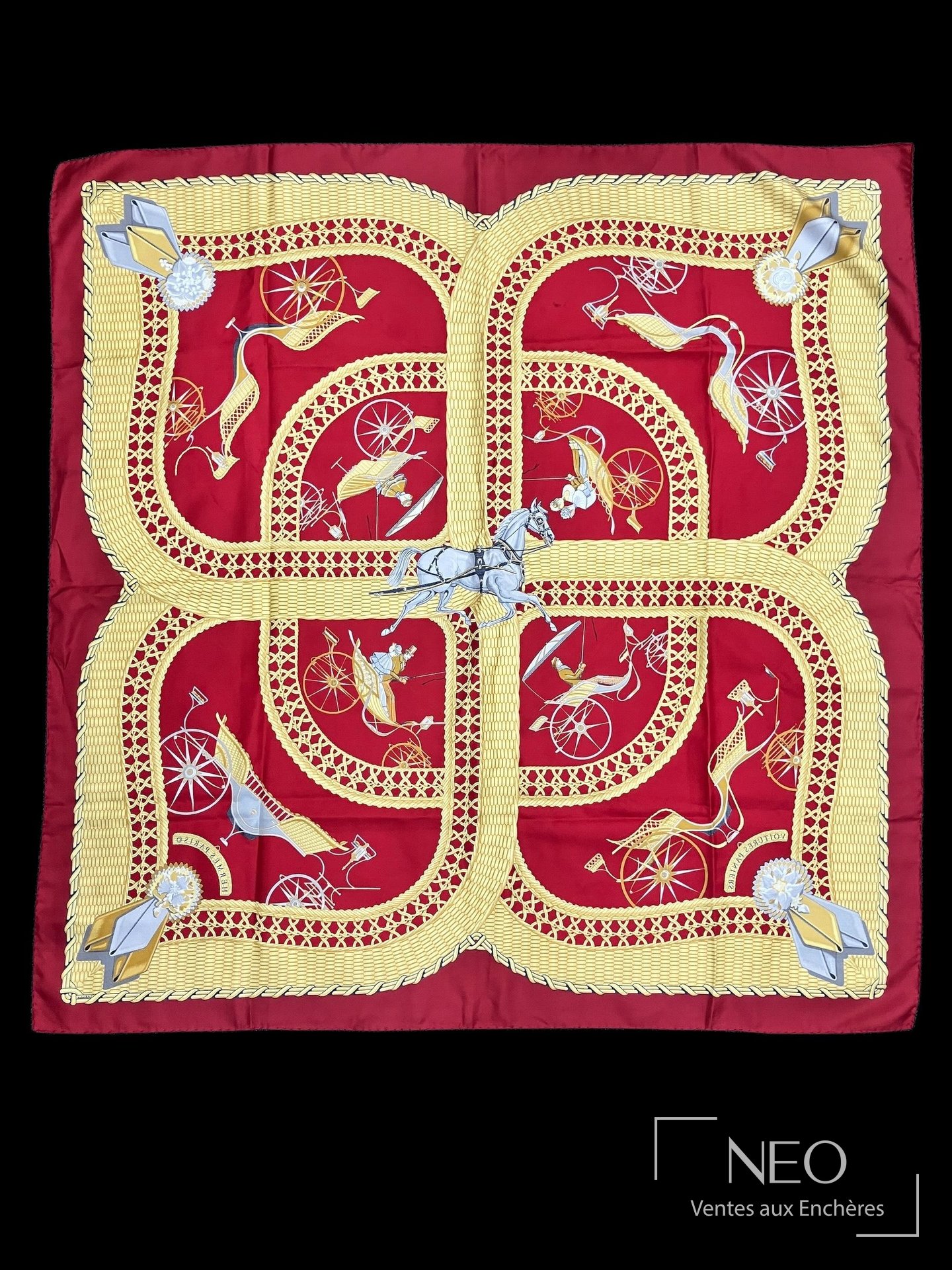 Carré de soie Hermès rouge à décor de voitures panières et bordure jaune