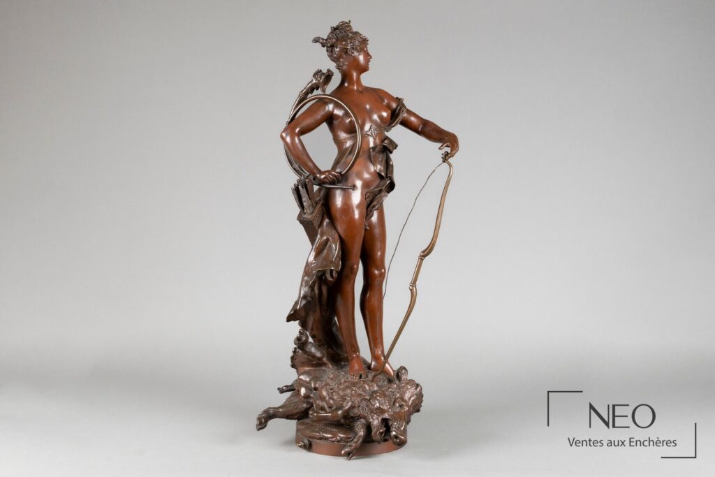 Sculpture en bronze patiné représentant Diane victorieuse