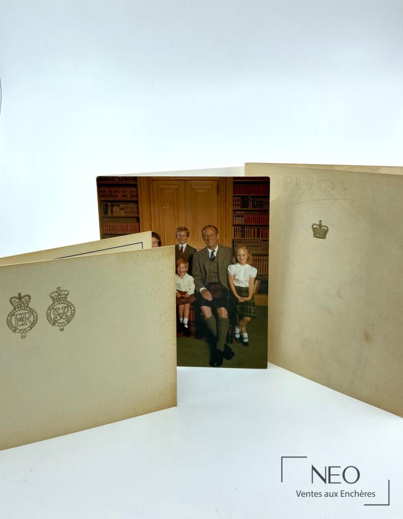 Trois cartes de vœux royales avec une photographie de famille au centre