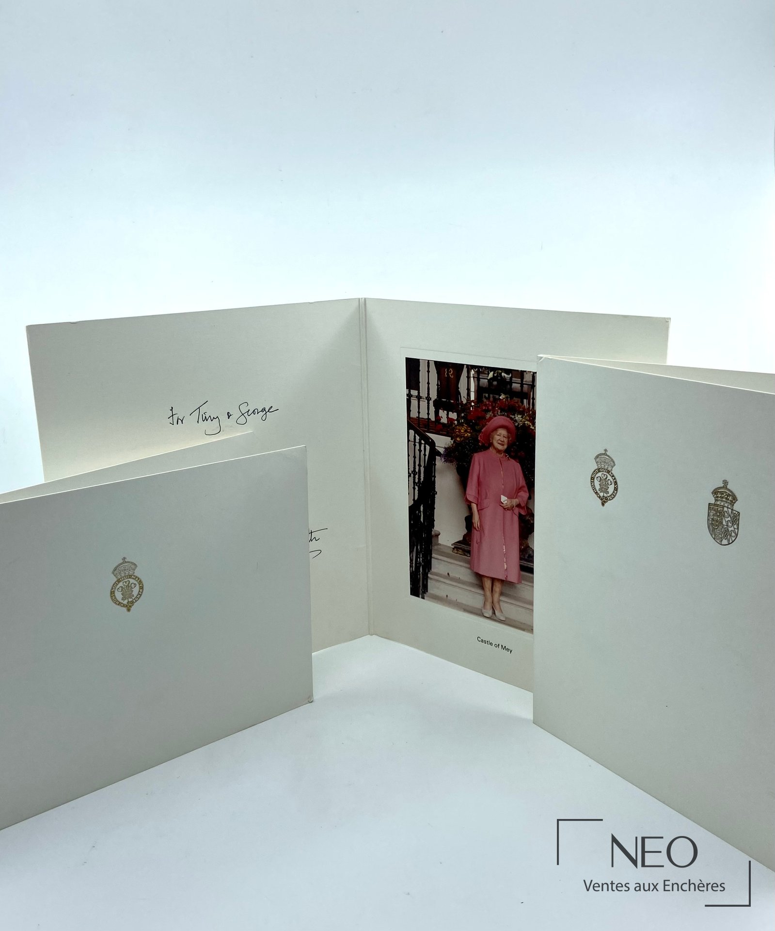 Ensemble de cartes de vœux royales et vide-poche en argent présentés de face