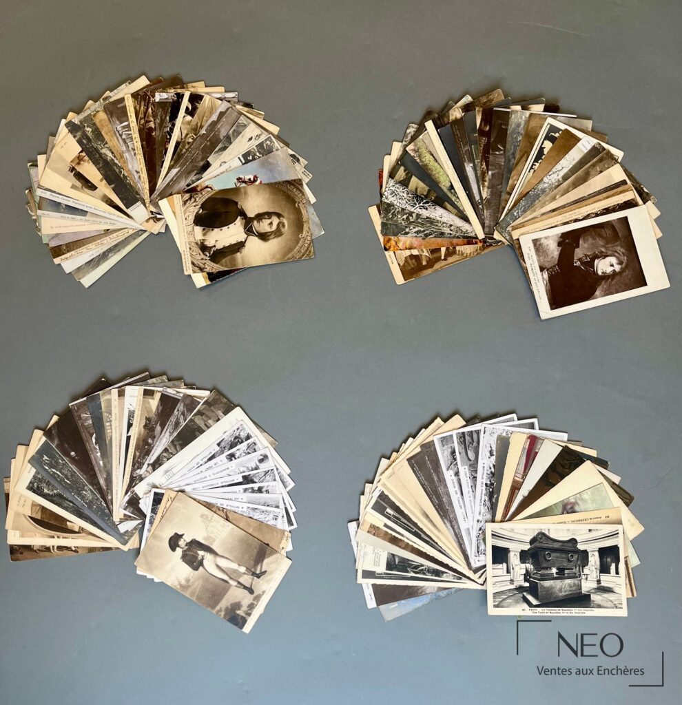 Plusieurs lots de cartes postales éparpillées sur fond gris