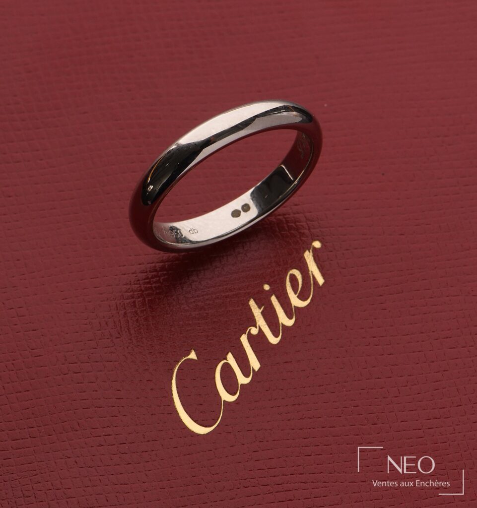 Alliance Cartier en platine sur étui rouge siglé Cartier