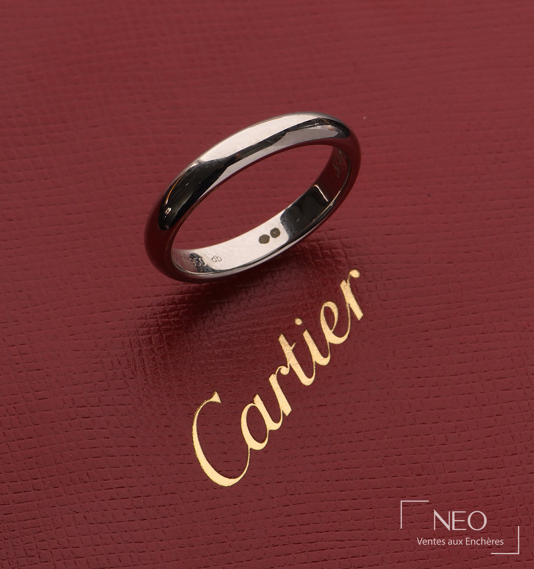Alliance Cartier en platine sur étui rouge siglé Cartier
