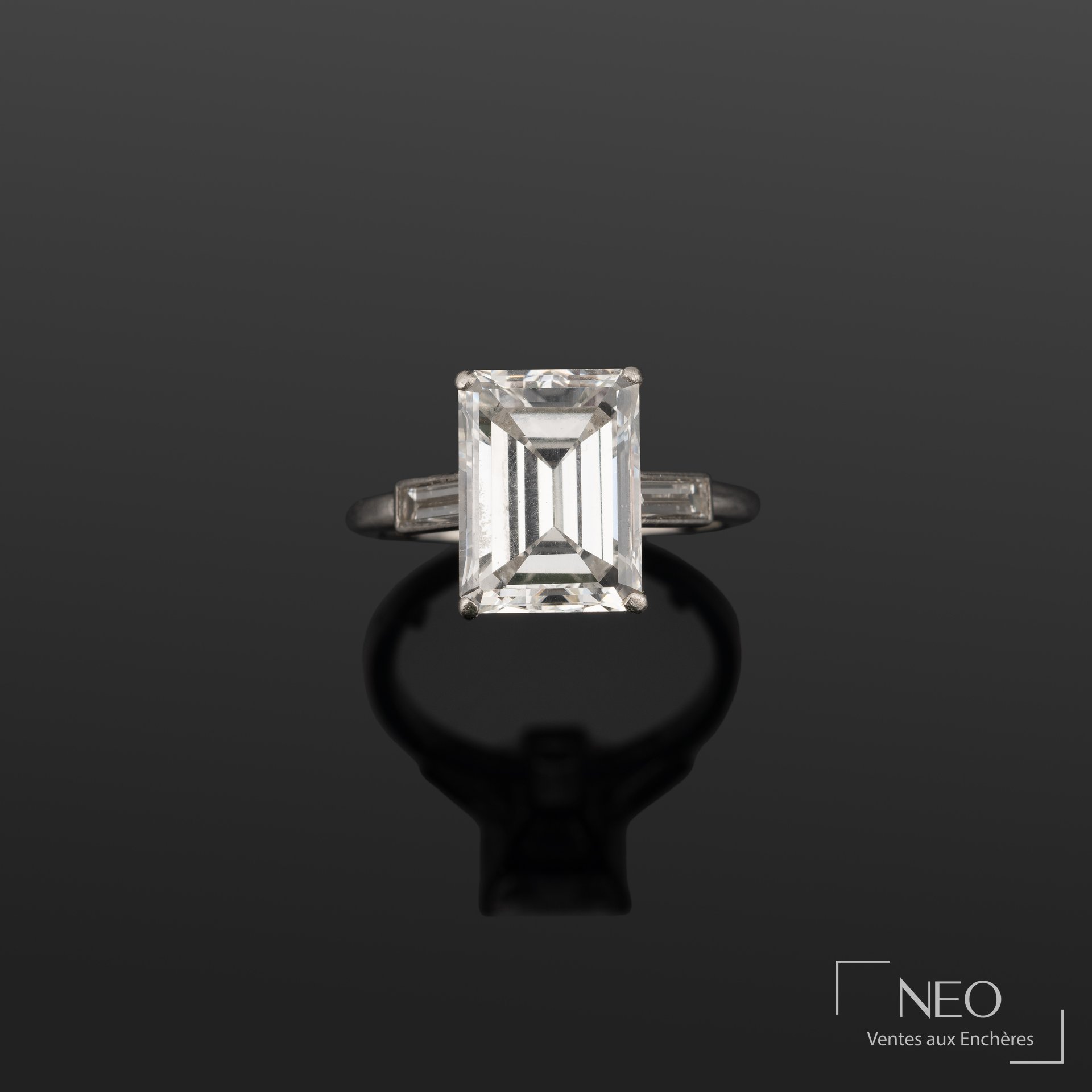 Cartier bague en platine ornée d’un diamant taille émeraude et diamants baguettes